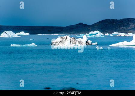 The Jokulsarlon glacier lagoon full of icbergs is located in the south-east of Iceland The Jokulsarlon is located south of Vatnajökull, the largest gl Stock Photo