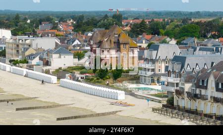 Le Crotoy, Bay of Somme (northern France): aerial view of village and the coast at low tide, with villas along the waterfront Stock Photo