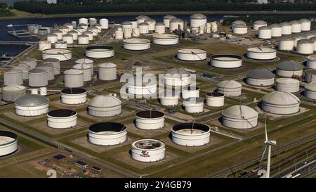 Royal Vopak N.V. is a global tank terminal operator specializing in the storage and handling of liquid and gaseous chemical and oil products netherlands out - belgium out Stock Photo