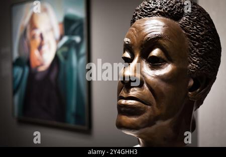 WASHINGTON DC, United States — A bronze bust of acclaimed poet Gwendolyn Brooks (1917-2000) by sculptor Sara S. Miller stands displayed in the Smithsonian American Art Museum. Brooks, the first African American to win a Pulitzer Prize, made significant contributions to American literature during her lifetime. The sculptural portrait captures the dignified presence of this influential literary figure. Stock Photo