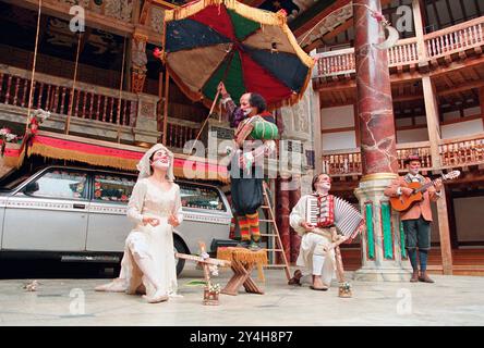 l-r: Fernanda Vianna (Julieta / Juliet), Antonio Edson (Narrator), Eduardo Moreira (Romeu / Romeo - playing accordion), Julio Maciel (Benvolio - playing guitar) in ROMEU & JULIETA at Shakespeare's Globe, London SE1  12/07/2000  based on ROMEO AND JULIET by Shakespeare  presented by Grupo Galpao / Brazil   conceived & directed by Gabriel Villela Stock Photo