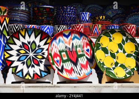 Sale of traditional Uzbek ceramic dishes and souvenirs at the Samarkand Siab bazaar Stock Photo