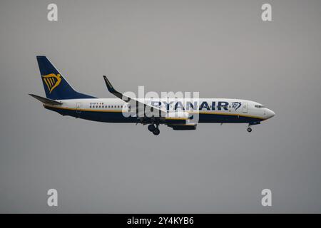 Boeing 737, operated by RYANAIR, on approach for landing at Barcelona El Prat Airport, Barcelona, Catalonia, Spain Stock Photo