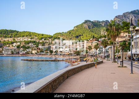 Port de Soller. Mallorca Island, Spain, 04.10.2023. Holidaymakers stroll leisurely along the seafront. A tourist town located near Palma de Mallorca. Stock Photo