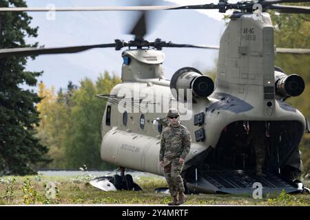 Alaska Army National Guard Spc. Richard Oxereok, a CH-47 Chinook crew chief assigned to the 1st Battalion, 207th Aviation Regiment, participates in jo Stock Photo