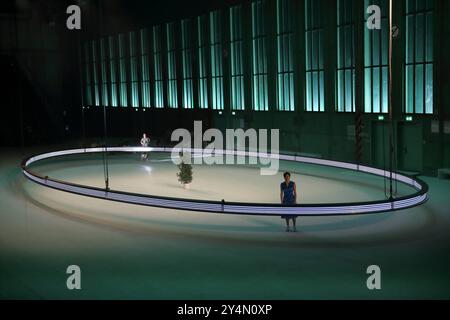 Rachael Wilson Alt und Anouk Elias Die Frau, v.l., während der Fotoprobe für die Inszenierung des Messias in der Komischen Oper im Hangar 4 des Flughafen Tempelhof in Berlin, 18. September 2024. // Oratorium in drei Teilen von Georg Friedrich Händel. Musikalische Leitung George Petrou. Inszenierung Damiano Michieletto. Bühne Paolo Fantin. Kostüme Klaus Bruns. Premiere ist am 21. September 2024. Komische Oper Berlin Flughafen Tempelhof Messias *** Rachael Wilson Alto and Anouk Elias The Woman , f l , during the photo rehearsal for the production of Messiah at the Komische Oper in Hangar 4 at Te Stock Photo