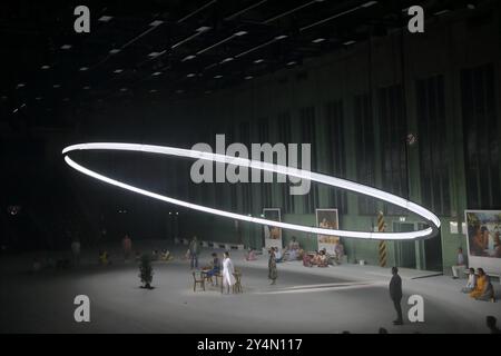 Julien Behr Tenor, Anouk Elias Die Frau, Penny Sofroniadou Sopran, Rachael Wilson Alt und Philipp Meierhöfer Bass, v.l., sowie Ensemble während der Fotoprobe für die Inszenierung des Messias in der Komischen Oper im Hangar 4 des Flughafen Tempelhof in Berlin, 18. September 2024. // Oratorium in drei Teilen von Georg Friedrich Händel. Musikalische Leitung George Petrou. Inszenierung Damiano Michieletto. Bühne Paolo Fantin. Kostüme Klaus Bruns. Premiere ist am 21. September 2024. Komische Oper Berlin Flughafen Tempelhof Messias *** Julien Behr Tenor , Anouk Elias The Woman , Penny Sofroniadou So Stock Photo