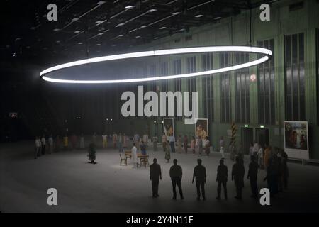 Julien Behr Tenor, Penny Sofroniadou Sopran, Anouk Elias Die Frau, Rachael Wilson Alt und Philipp Meierhöfer Bass, v.l., sowie Ensemble während der Fotoprobe für die Inszenierung des Messias in der Komischen Oper im Hangar 4 des Flughafen Tempelhof in Berlin, 18. September 2024. // Oratorium in drei Teilen von Georg Friedrich Händel. Musikalische Leitung George Petrou. Inszenierung Damiano Michieletto. Bühne Paolo Fantin. Kostüme Klaus Bruns. Premiere ist am 21. September 2024. Komische Oper Berlin Flughafen Tempelhof Messias *** Julien Behr Tenor , Penny Sofroniadou Soprano , Anouk Elias The Stock Photo