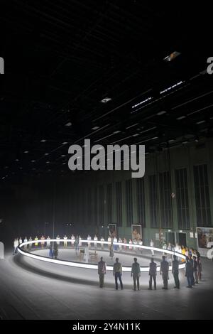 Anouk Elias Die Frau, Julien Behr Tenor, Penny Sofroniadou Sopran, Rachael Wilson Alt und Philipp Meierhöfer Bass, v.l., sowie Ensemble während der Fotoprobe für die Inszenierung des Messias in der Komischen Oper im Hangar 4 des Flughafen Tempelhof in Berlin, 18. September 2024. // Oratorium in drei Teilen von Georg Friedrich Händel. Musikalische Leitung George Petrou. Inszenierung Damiano Michieletto. Bühne Paolo Fantin. Kostüme Klaus Bruns. Premiere ist am 21. September 2024. Komische Oper Berlin Flughafen Tempelhof Messias *** Anouk Elias The Woman , Julien Behr Tenor , Penny Sofroniadou So Stock Photo