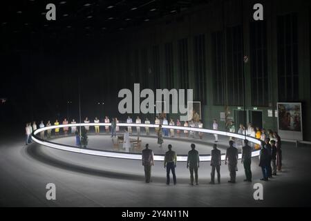 Anouk Elias Die Frau, Julien Behr Tenor, Penny Sofroniadou Sopran, Rachael Wilson Alt und Philipp Meierhöfer Bass, v.l., sowie Ensemble während der Fotoprobe für die Inszenierung des Messias in der Komischen Oper im Hangar 4 des Flughafen Tempelhof in Berlin, 18. September 2024. // Oratorium in drei Teilen von Georg Friedrich Händel. Musikalische Leitung George Petrou. Inszenierung Damiano Michieletto. Bühne Paolo Fantin. Kostüme Klaus Bruns. Premiere ist am 21. September 2024. Komische Oper Berlin Flughafen Tempelhof Messias *** Anouk Elias The Woman , Julien Behr Tenor , Penny Sofroniadou So Stock Photo