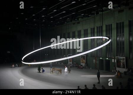 Anouk Elias Die Frau, Julien Behr Tenor, Penny Sofroniadou Sopran, Rachael Wilson Alt und Philipp Meierhöfer Bass, v.l., sowie Ensemble während der Fotoprobe für die Inszenierung des Messias in der Komischen Oper im Hangar 4 des Flughafen Tempelhof in Berlin, 18. September 2024. // Oratorium in drei Teilen von Georg Friedrich Händel. Musikalische Leitung George Petrou. Inszenierung Damiano Michieletto. Bühne Paolo Fantin. Kostüme Klaus Bruns. Premiere ist am 21. September 2024. Komische Oper Berlin Flughafen Tempelhof Messias *** Anouk Elias The Woman , Julien Behr Tenor , Penny Sofroniadou So Stock Photo