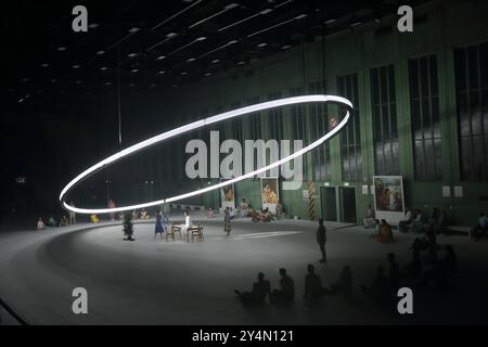 Anouk Elias Die Frau, Julien Behr Tenor, Penny Sofroniadou Sopran, Rachael Wilson Alt und Philipp Meierhöfer Bass, v.l., sowie Ensemble während der Fotoprobe für die Inszenierung des Messias in der Komischen Oper im Hangar 4 des Flughafen Tempelhof in Berlin, 18. September 2024. // Oratorium in drei Teilen von Georg Friedrich Händel. Musikalische Leitung George Petrou. Inszenierung Damiano Michieletto. Bühne Paolo Fantin. Kostüme Klaus Bruns. Premiere ist am 21. September 2024. Komische Oper Berlin Flughafen Tempelhof Messias *** Anouk Elias The Woman , Julien Behr Tenor , Penny Sofroniadou So Stock Photo