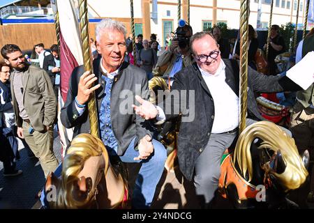 v.re:Clemens Baumgaertner Referent fuer Arbeit und Wirtschaft mit OB Dieter REITER. Presserundgang vor dem 189. Oktoberfest 2024 am 19.09.2024 *** v re Clemens Baumgaertner Head of Department for Labor and Economics with Mayor Dieter REITER Press tour before the 189 Oktoberfest 2024 on 19 09 2024 Stock Photo