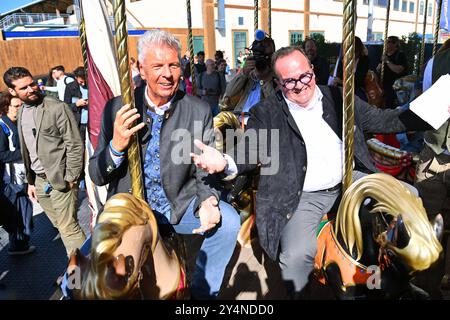 v.re:Clemens Baumgaertner Referent fuer Arbeit und Wirtschaft mit OB Dieter REITER. Presserundgang vor dem 189. Oktoberfest 2024 am 19.09.2024 *** v re Clemens Baumgaertner Head of Department for Labor and Economics with Mayor Dieter REITER Press tour before the 189 Oktoberfest 2024 on 19 09 2024 Stock Photo