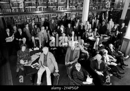 London Library in St James's Square, London England. Author members 1990s UK. Taken March 1991 to celebrate the 150 anniversary of the Library.  51 authors writers, novelists in the names below plus Peter Quennell HOMER SYKES. See names of everyone and their position in this photo in file Alamy ref 2Y4P5GJ Stock Photo