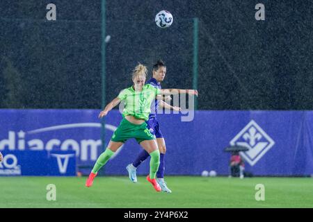 Rebecka Blomqvist (VfL Wolfsburg, 21) tanzt im Warm Up Google Pixel ...