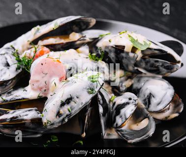 Blue mussels stewed in cream wine sauce with garlic Stock Photo