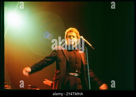 MICHAEL BALL, HOME CONCERT, 1996: Welsh singer Michael Ball at his youthful West End star peak playing a hometown gig with his 'The Musicals' album live at Cardiff International Arena CIA in Cardiff, Wales, UK on 6 December 1996. Photo: Rob Watkins. INFO: Michael Ball is a British singer, actor, and musical theatre star known for his powerful voice and versatile performances. With a career spanning decades, he has starred in major West End productions and released numerous albums, excelling in both pop and theatre. Stock Photo