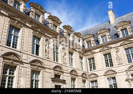 Paris, France, 09.12.2024 Beautiful architectural details of the facade of the 'hôtel de Sully' in the Marais. Historical monument Stock Photo