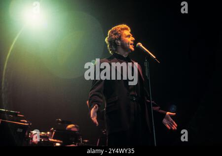 MICHAEL BALL, HOME CONCERT, 1996: Welsh singer Michael Ball at his youthful West End star peak playing a hometown gig with his 'The Musicals' album live at Cardiff International Arena CIA in Cardiff, Wales, UK on 6 December 1996. Photo: Rob Watkins. INFO: Michael Ball is a British singer, actor, and musical theatre star known for his powerful voice and versatile performances. With a career spanning decades, he has starred in major West End productions and released numerous albums, excelling in both pop and theatre. Stock Photo