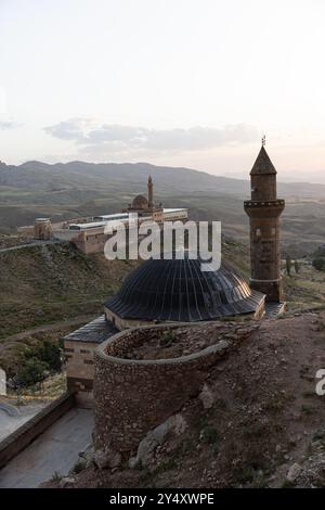 Ishak Pasha Palace (Turkish: İshak Pasha Palace) is located in the Doğubayazıt district of Ağrı Province in eastern Turkey. Doğubayazıt, Ağrı, Türkiye Stock Photo