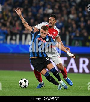 Bergamo, Italy. 19th Sep, 2024. Atalanta's Mateo Retegui (L) vies with Arsenal's William Saliba during the UEFA Champions League match between Atalanta and Arsenal in Bergamo, Italy, Sept. 19, 2024. Credit: Alberto Lingria/Xinhua/Alamy Live News Stock Photo