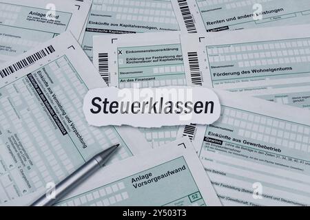 Formulare des Finanzamtes und Steuerklassen Formulare des Finanzamtes und Steuerklassen, 20.09.2024, Borkwalde, Brandenburg, Auf verschiedenen Formularen des Finanzamtes liegen ein Kugelschreiber und der Schriftzug Steuerklassen. *** Forms of the tax office and tax classes Forms of the tax office and tax classes, 20 09 2024, Borkwalde, Brandenburg, On various forms of the tax office are a ballpoint pen and the lettering tax classes Stock Photo