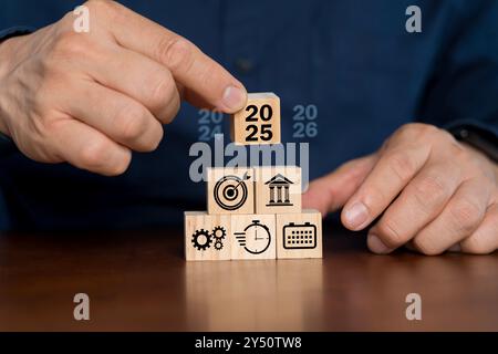 2025 growth business. Wooden block with 2025 icon. Set up objective target business cost and budget planning for new year concept Stock Photo