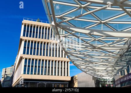 Kings Cross Station glass canoy and Platform G, Google's new headquarter building in Kings Cross nearing completion, London, England Stock Photo