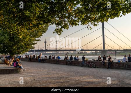 Rheinpromenade am Joseph-Beuys-Ufer, Blick auf die Oberkassler Brücke, Fortuna Büdchen, Kiosk am Rheinufer, beliebter Treff, besonders zum Sonnenuntergang, Düsseldorf, NRW, Deutschland Rheinufer Düsseldorf *** Rhine promenade on Joseph Beuys Ufer, view of Oberkassler Brücke, Fortuna Büdchen, kiosk on the banks of the Rhine, popular meeting place, especially at sunset, Düsseldorf, NRW, Germany Rheinufer Düsseldorf Stock Photo