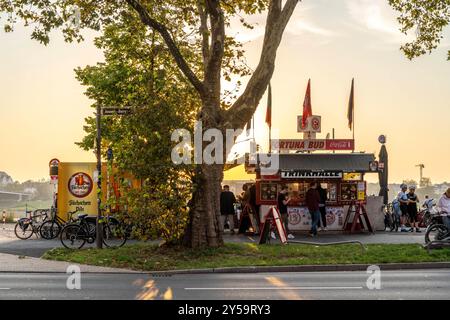 Rheinpromenade am Joseph-Beuys-Ufer, Blick auf die Oberkassler Brücke, Fortuna Büdchen, Kiosk am Rheinufer, beliebter Treff, besonders zum Sonnenuntergang, Düsseldorf, NRW, Deutschland Rheinufer Düsseldorf *** Rhine promenade on Joseph Beuys Ufer, view of Oberkassler Brücke, Fortuna Büdchen, kiosk on the banks of the Rhine, popular meeting place, especially at sunset, Düsseldorf, NRW, Germany Rheinufer Düsseldorf Stock Photo