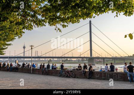 Rheinpromenade am Joseph-Beuys-Ufer, Blick auf die Oberkassler Brücke, Fortuna Büdchen, Kiosk am Rheinufer, beliebter Treff, besonders zum Sonnenuntergang, Düsseldorf, NRW, Deutschland Rheinufer Düsseldorf *** Rhine promenade on Joseph Beuys Ufer, view of Oberkassler Brücke, Fortuna Büdchen, kiosk on the banks of the Rhine, popular meeting place, especially at sunset, Düsseldorf, NRW, Germany Rheinufer Düsseldorf Stock Photo