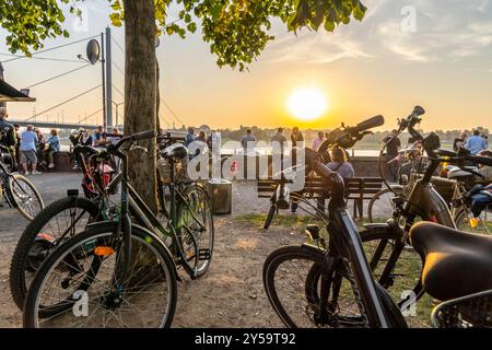 Rheinpromenade am Joseph-Beuys-Ufer, Blick auf die Oberkassler Brücke, Fortuna Büdchen, Kiosk am Rheinufer, beliebter Treff, besonders zum Sonnenuntergang, Düsseldorf, NRW, Deutschland Rheinufer Düsseldorf *** Rhine promenade on Joseph Beuys Ufer, view of Oberkassler Brücke, Fortuna Büdchen, kiosk on the banks of the Rhine, popular meeting place, especially at sunset, Düsseldorf, NRW, Germany Rheinufer Düsseldorf Stock Photo