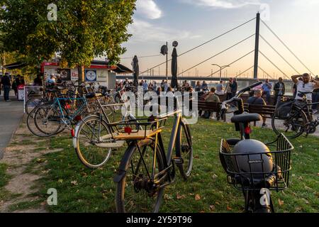 Rheinpromenade am Joseph-Beuys-Ufer, Blick auf die Oberkassler Brücke, Fortuna Büdchen, Kiosk am Rheinufer, beliebter Treff, besonders zum Sonnenuntergang, Düsseldorf, NRW, Deutschland Rheinufer Düsseldorf *** Rhine promenade on Joseph Beuys Ufer, view of Oberkassler Brücke, Fortuna Büdchen, kiosk on the banks of the Rhine, popular meeting place, especially at sunset, Düsseldorf, NRW, Germany Rheinufer Düsseldorf Stock Photo