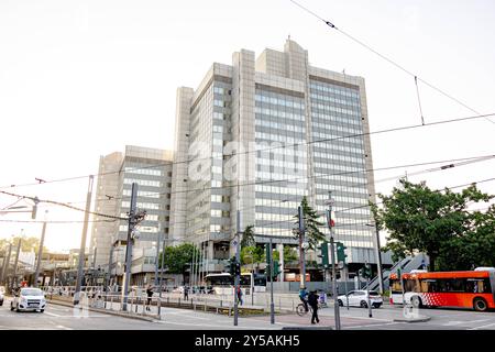 Stadthaus in Bonn - 20.09.2024. Ein Blick auf das marode Hochhaus in Bonn wirft Fragen nach der Zukunft der städtischen Architektur auf. Mängel an Technik, Stützpfeilern und beim Brandschutz lassen die Notwendigkeit von Sanierungsmaßnahmen oder einem kompletten Neubau erkennen. Bonn Innenstadt Nordrhein-Westfalen Deutschland *** Stadthaus in Bonn 20 09 2024 A look at the dilapidated high-rise building in Bonn raises questions about the future of urban architecture Defects in technology, supporting pillars and fire protection indicate the need for renovation measures or a completely new buildin Stock Photo