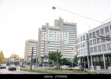 Stadthaus in Bonn - 20.09.2024. Ein Blick auf das marode Hochhaus in Bonn wirft Fragen nach der Zukunft der städtischen Architektur auf. Mängel an Technik, Stützpfeilern und beim Brandschutz lassen die Notwendigkeit von Sanierungsmaßnahmen oder einem kompletten Neubau erkennen. Bonn Innenstadt Nordrhein-Westfalen Deutschland *** Stadthaus in Bonn 20 09 2024 A look at the dilapidated high-rise building in Bonn raises questions about the future of urban architecture Defects in technology, supporting pillars and fire protection indicate the need for renovation measures or a completely new buildin Stock Photo