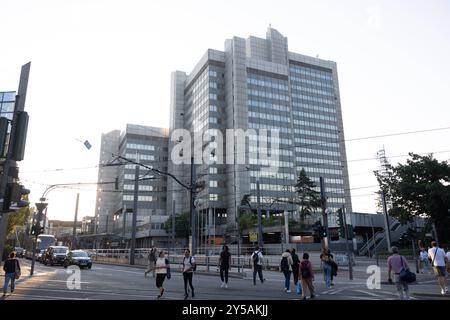 Stadthaus in Bonn - 20.09.2024. Ein Blick auf das marode Hochhaus in Bonn wirft Fragen nach der Zukunft der städtischen Architektur auf. Mängel an Technik, Stützpfeilern und beim Brandschutz lassen die Notwendigkeit von Sanierungsmaßnahmen oder einem kompletten Neubau erkennen. Bonn Innenstadt Nordrhein-Westfalen Deutschland *** Stadthaus in Bonn 20 09 2024 A look at the dilapidated high-rise building in Bonn raises questions about the future of urban architecture Defects in technology, supporting pillars and fire protection indicate the need for renovation measures or a completely new buildin Stock Photo