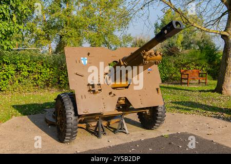 25-Pounder Field Gun at Pegasus Memorial in Normandy, France Stock Photo