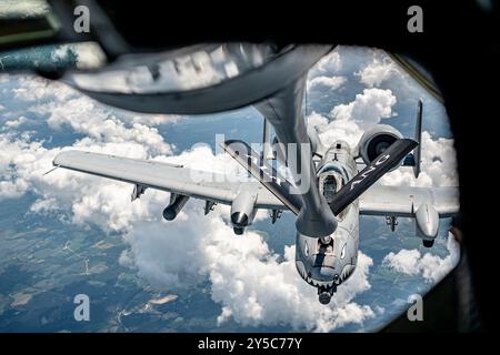 A U.S Air Force KC-135 Stratotanker aircrew from the 117th Air Refueling Wing, Sumpter Smith Joint National Guard Base, Birmingham, Alabama, conduct a Stock Photo