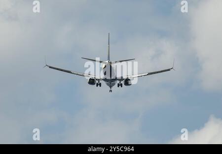 Cagliari ITA, Themenbild Reisen, Cagliari, Sardinien, 17.09.2024. Flugzeug im Anflug auf den Flughafen von Cagliari. ITA, Themenbild Reisen, Cagliari, Sardinien, 17.09.2024. *** Cagliari ITA, Theme picture travel, Cagliari, Sardinia, 17 09 2024 Airplane approaching the airport of Cagliari ITA, Theme picture travel, Cagliari, Sardinia, 17 09 2024 Copyright: xEibner-Pressefoto/HeikexFeinerx EP HFR Stock Photo