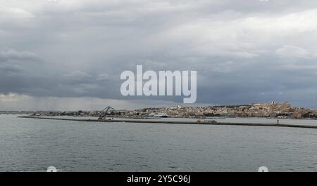 Cagliari ITA, Themenbild Reisen, Cagliari, Sardinien, 17.09.2024. Gewitterwolken ziehen auf ueber Cagliari. ITA, Themenbild Reisen, Cagliari, Sardinien, 17.09.2024. *** Cagliari ITA, Theme picture travel, Cagliari, Sardinia, 17 09 2024 Thunderclouds over Cagliari ITA, Theme picture travel, Cagliari, Sardinia, 17 09 2024 Copyright: xEibner-Pressefoto/HeikexFeinerx EP HFR Stock Photo