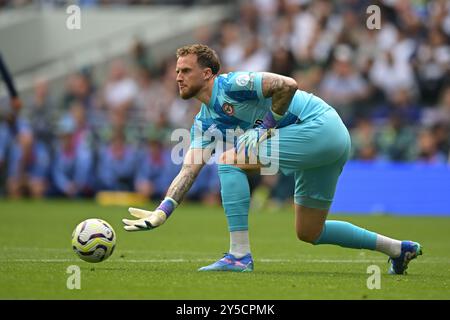 London, UK. 21st Sep, 2024. Mark Flekken of Brentford during the Spurs vs Brentford, Premier League match at Tottenham Hotspur Stadium London. This Image is for EDITORIAL USE ONLY. Licence required from the Football DataCo for any other use. Credit: MARTIN DALTON/Alamy Live News Stock Photo