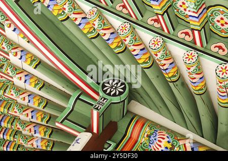 Detail of wooden painted palace building seoul south korea Stock Photo