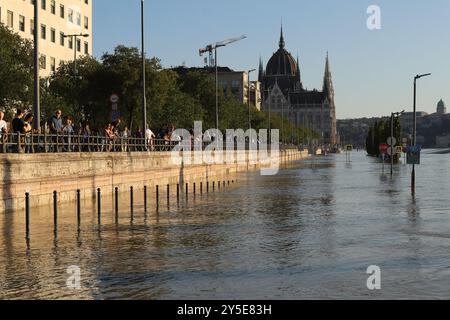 Budapest, Hungary. Sept, 21, 2024. Budapest Hungary weather, the Danube flood, almost overflowing at the Parliament, Margaret Bridge and its surroundings.  Credit Ilona Barna BIPHOTONEWS, Alamy Live News Stock Photo