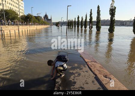 Budapest, Hungary. Sept, 21, 2024. Budapest Hungary weather, the Danube flood, almost overflowing at the Parliament, Margaret Bridge and its surroundings.  Credit Ilona Barna BIPHOTONEWS, Alamy Live News Stock Photo