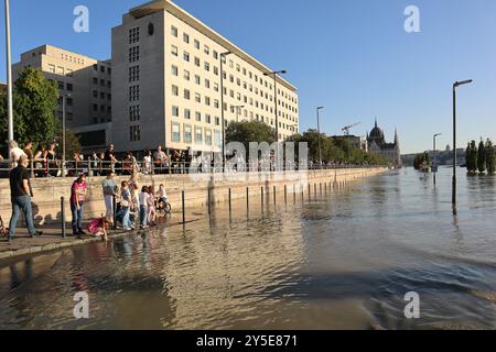 Budapest, Hungary. Sept, 21, 2024. Budapest Hungary weather, the Danube flood, almost overflowing at the Parliament, Margaret Bridge and its surroundings.  Credit Ilona Barna BIPHOTONEWS, Alamy Live News Stock Photo