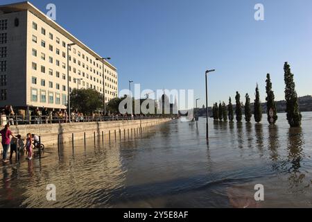 Budapest, Hungary. Sept, 21, 2024. Budapest Hungary weather, the Danube flood, almost overflowing at the Parliament, Margaret Bridge and its surroundings.  Credit Ilona Barna BIPHOTONEWS, Alamy Live News Stock Photo