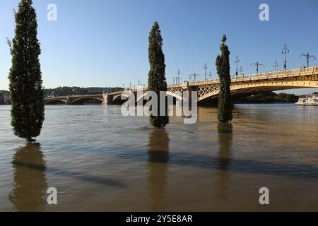 Budapest, Hungary. Sept, 21, 2024. Budapest Hungary weather, the Danube flood, almost overflowing at the Parliament, Margaret Bridge and its surroundings.  Credit Ilona Barna BIPHOTONEWS, Alamy Live News Stock Photo