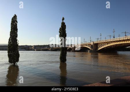 Budapest, Hungary. Sept, 21, 2024. Budapest Hungary weather, the Danube flood, almost overflowing at the Parliament, Margaret Bridge and its surroundings.  Credit Ilona Barna BIPHOTONEWS, Alamy Live News Stock Photo