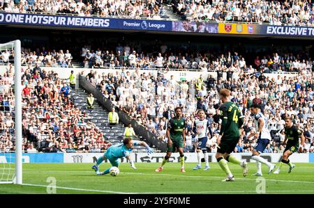 London, UK. 21st Sep, 2024. Dominic Solanke of Tottenham Hotspur (r) scores his teams 1st goal in the 8th minute. Premier League match, Tottenham Hotspur v Brentford at the Tottenham Hotspur Stadium in London on Saturday 21st September 2024. this image may only be used for Editorial purposes. Editorial use only pic by Sandra Mailer/Andrew Orchard sports photography/Alamy Live news Credit: Andrew Orchard sports photography/Alamy Live News Stock Photo